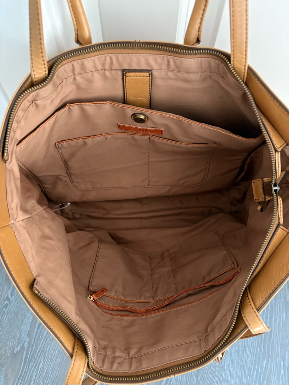 HOBO Classic Tan Leather Tote Bag - Spacious Everyday Carry - used once - Picture 2 of 4